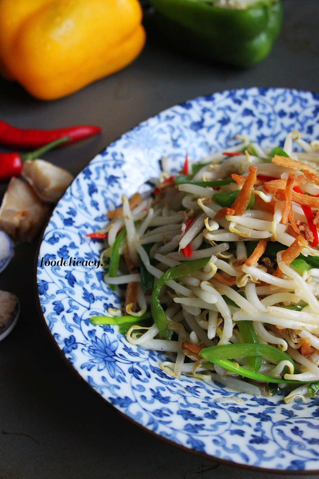 Stir-fried bean sprouts with salted fish